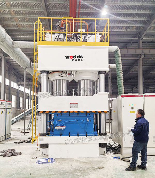 1600噸塑料托盤液壓機現(xiàn)場