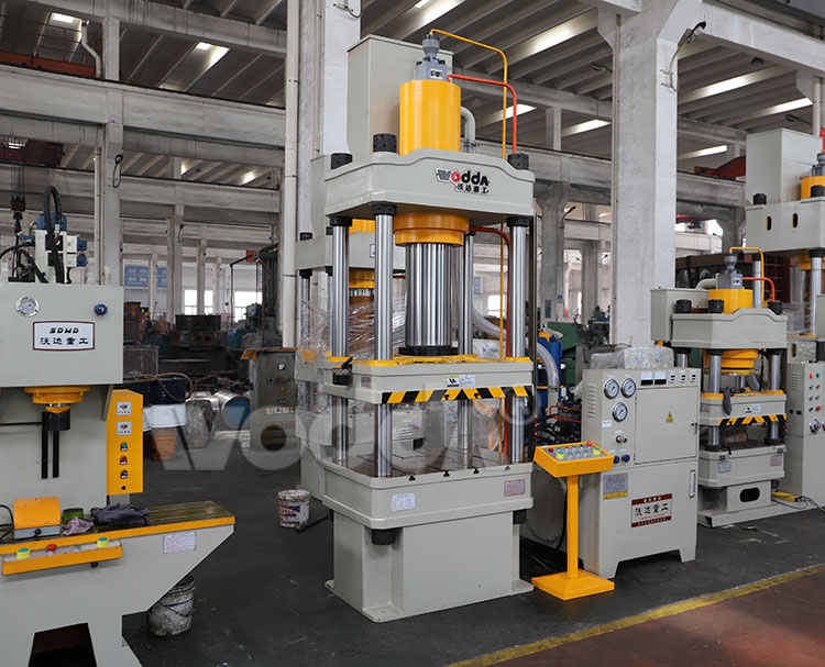 200噸四柱三梁液壓機(jī) 200噸四柱三梁液壓機(jī)