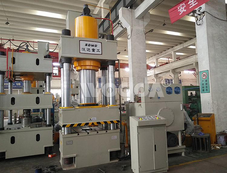 四柱液壓機(jī)實(shí)物圖