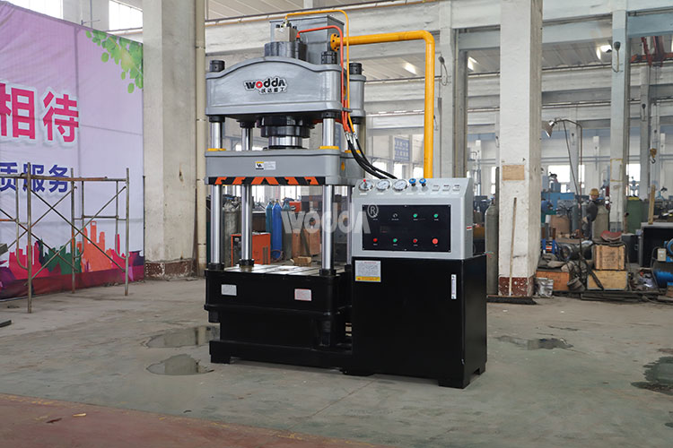 200噸四柱液壓機(jī) 200噸四柱液壓機(jī)